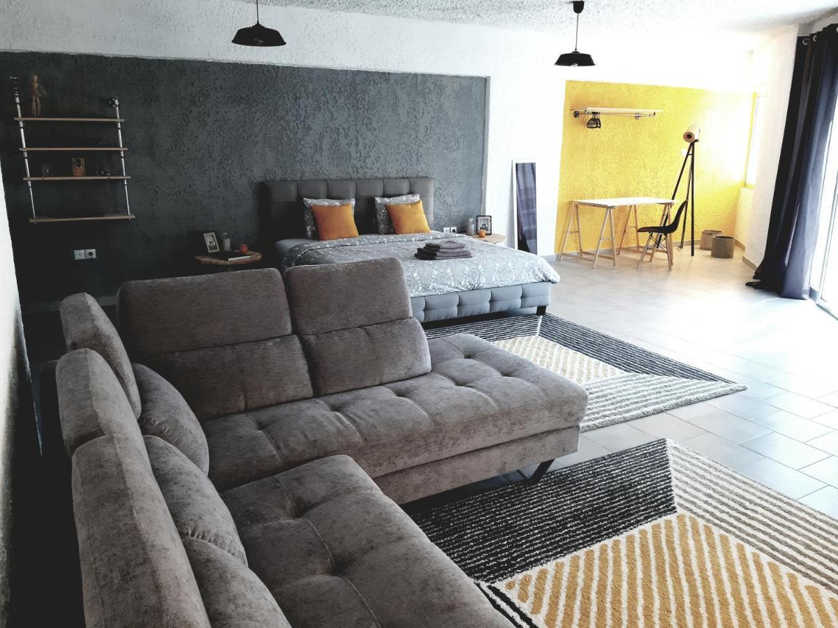 21 Suites Deluxe Stay Near The Airport Markópoulon Eksteriør bilde