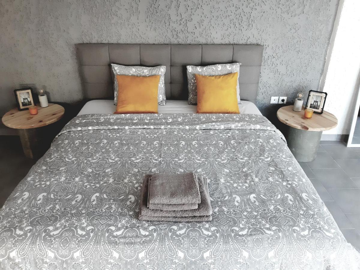 21 Suites Deluxe Stay Near The Airport Markópoulon Eksteriør bilde
